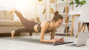 自宅で出来る簡単エクササイズをご紹介。新型コロナウイルスによる自粛や在宅勤務で疲れた心もリフレッシュしましょう!