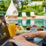 ワーケーション導入が企業にもたらす3つのメリットと労務管理上の課題とは?