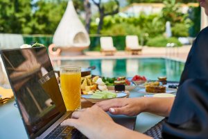 ワーケーション導入が企業にもたらす3つのメリットと労務管理上の課題とは?