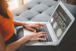 求人におけるＳＮＳ活用の注意点！必要事項の未記載は法令違反です