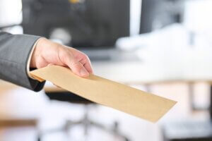 雇用保険被保険者証を会社で保管していませんか？交付後は労働者へお渡しを