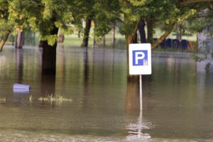 台風接近時の出社判断、「従業員任せ」はＮＧです！